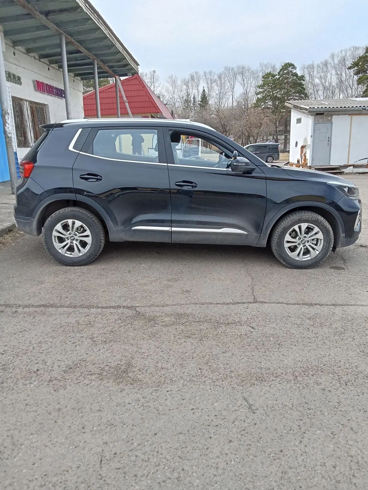 Чёрный учебный Chery, вид сбоку