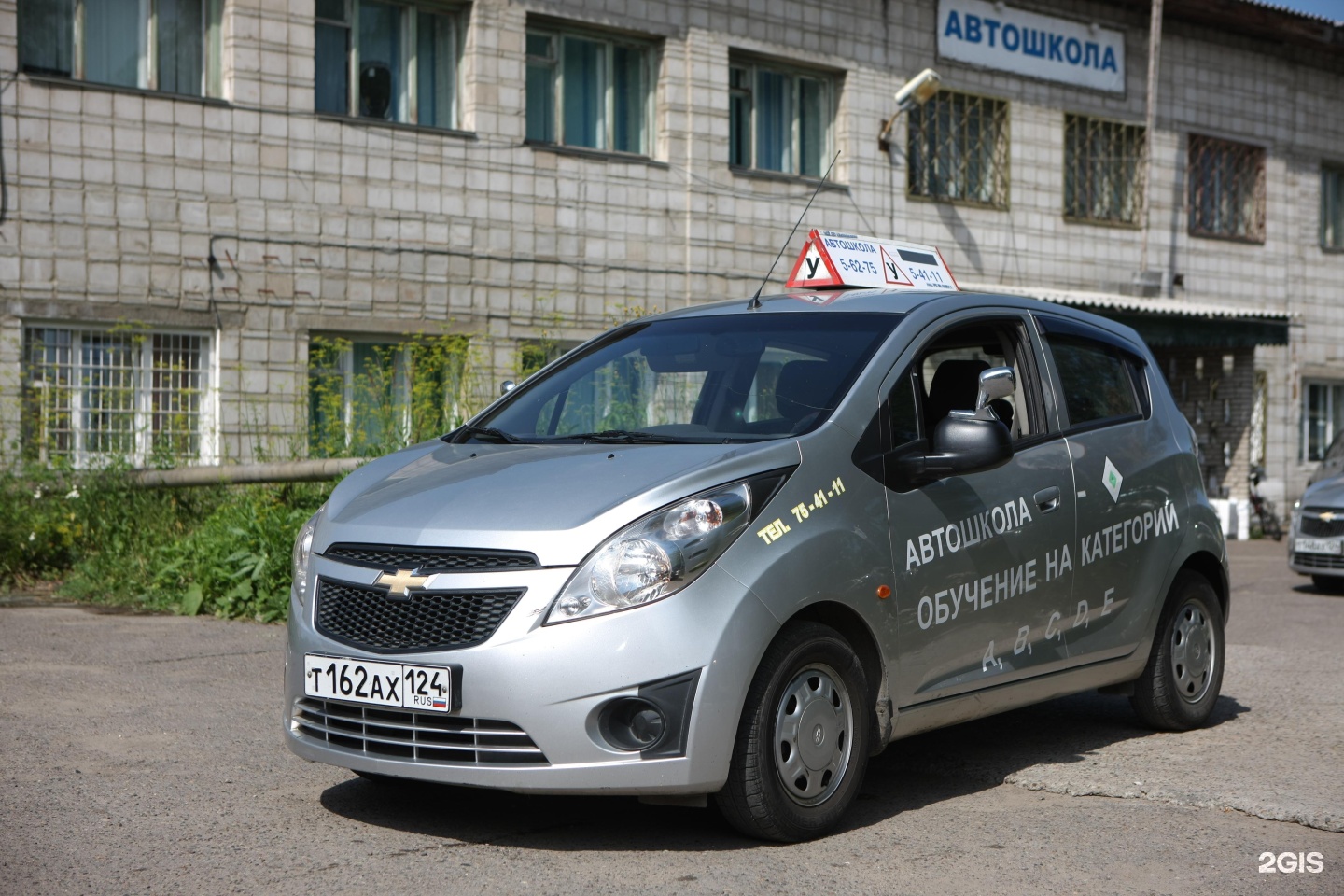 Серебристый Chevrolet Spark из архива школы